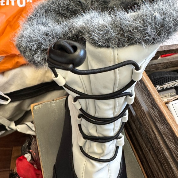 Totes Women’s Snow Boots - Picture 6 of 11